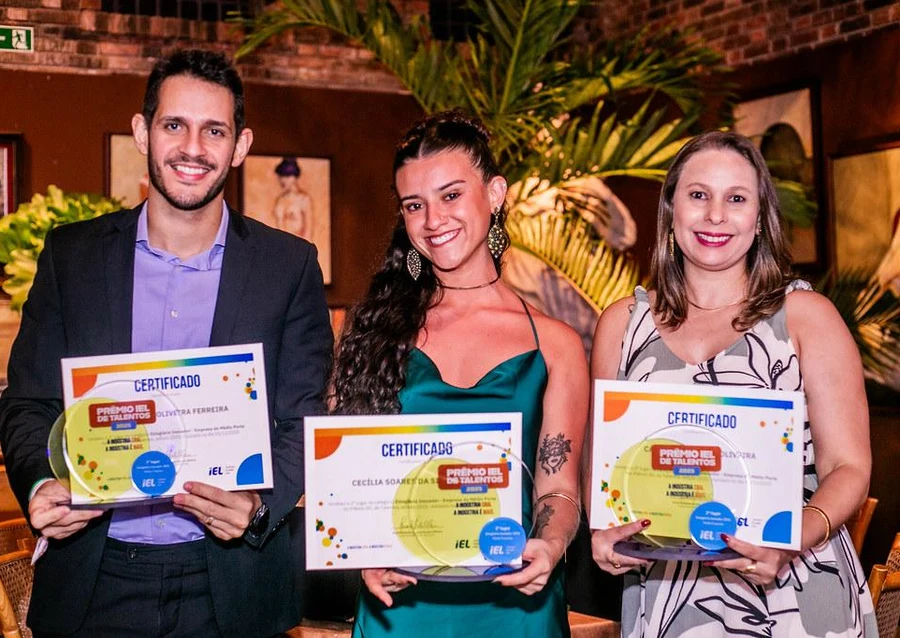 Cecília e colegas recebendo o Prêmio IEL de Talentos 2025